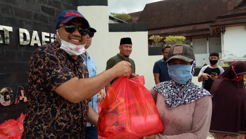 Komisi III DPRD Sultra Bagi Sembako Untuk Warga Terdampak Covid-19