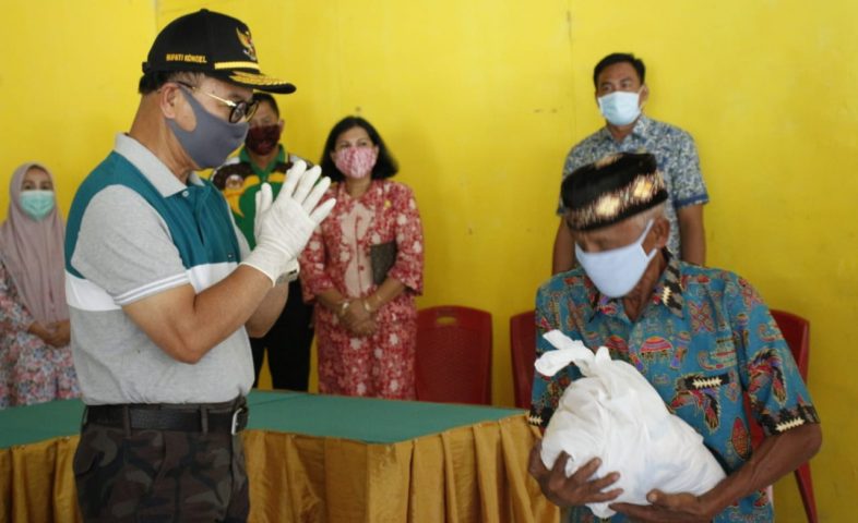 Bagikan Sembako Ribuan Paket di Dua Kecamatan, Ini Pesan Bupati Konsel