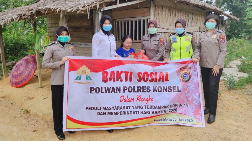 Peringati Hari Kartini dan Peduli Covid-19, Polwan Polres Konsel Bagikan Sembako