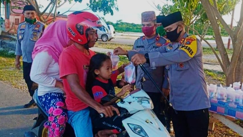 Jelang Buka Puasa, Polres Butur Bagi Takjil Ke Warga