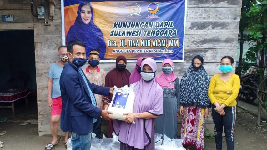 Kunjungan Dapil di Konawe Hj Tina Nur Alam Bagi 2,5 Ton Beras