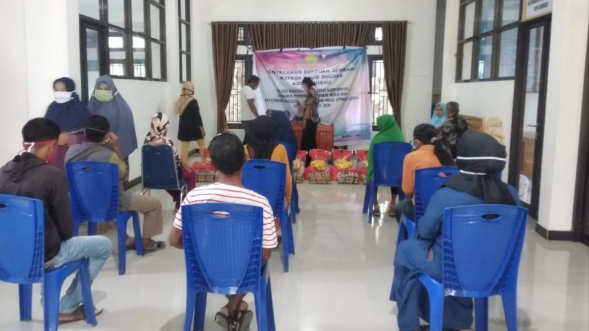 Dinsos Salurkan Bantuan Sembako kepada Dhuafa di Kecamatan Murhum