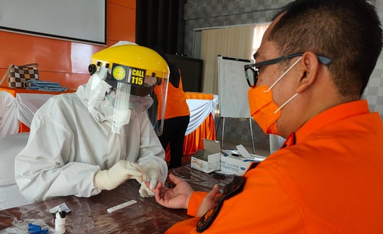 Personil Basarnas Kendari Periksa Rapid Test Covid-19 Mandiri