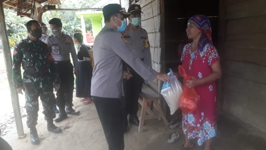 Polres Konsel dan Koramil Lainea Kembali Bagi Sembako untuk Warga