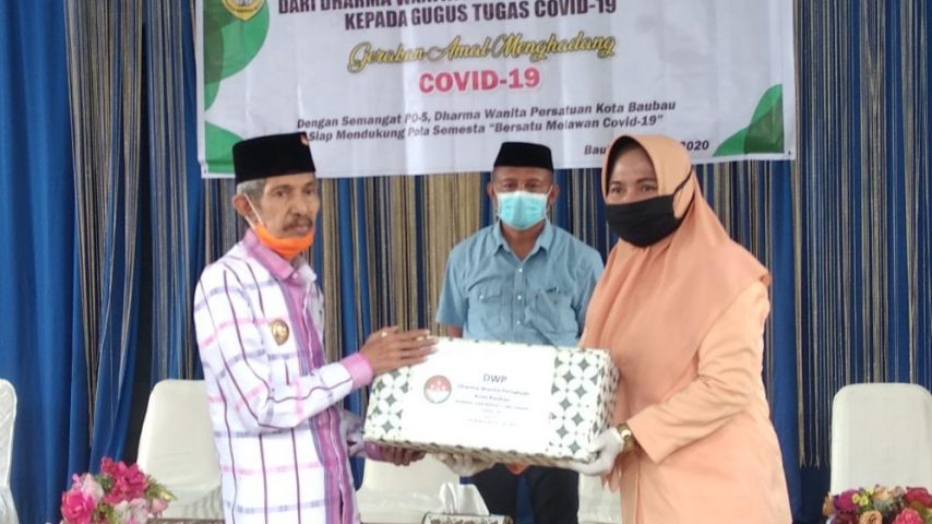 Wali kota Baubau Terima Bantuan Dari DWP Gerakan Amal Hadang Covid-19