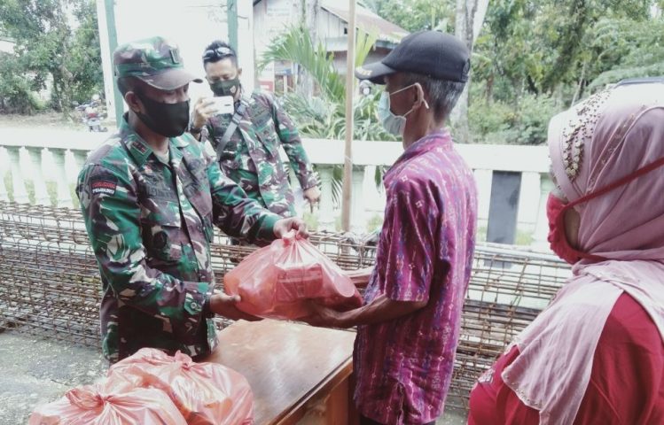 Mengerti Akan Kesulitan Warga, Babinsa Kodim Kendari Berbagi Sembako