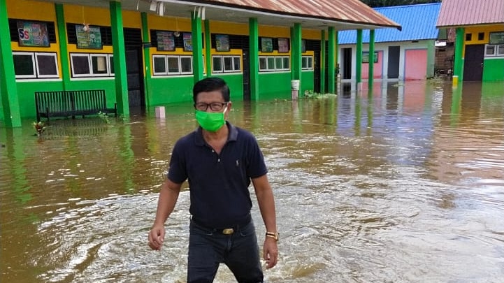 Dikbud Konut, Tinjau Langsung Sekolah Yang Terendam Banjir