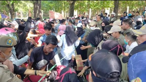 Ricuh Aksi Demo di Kantor Bupati Muna