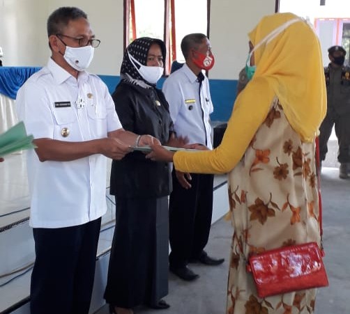 Bupati Koltim Serahkan Sertifikat di Tiga Kecamatan