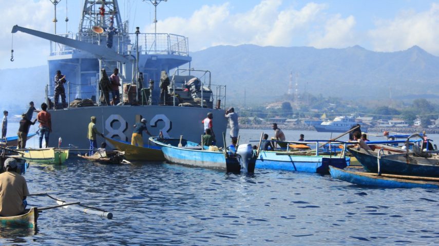 Di Daerah Operasi, KRI Tongkol-813 Bagikan Sembako Ke Nelayan