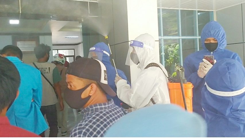 Massa IAIN Kendari Disemprot Disinfektan di DPRD Sultra