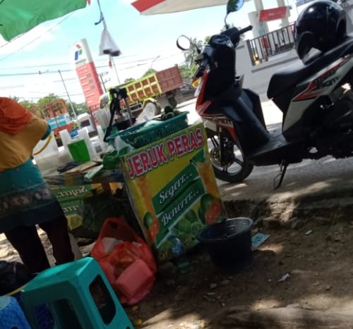penjual es jeruk peras di Lorong Wulele Antara SPBU Lepo-lepo dan SMPN 04 Kendari