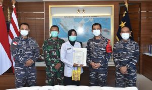Berkat Rasa Kemanusiaan dan Keberaniannya, Bidan Siti Indriyani Dapatkan Penghargaan Dari Panglima Koarmada II