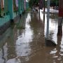 Kondisi Banjir di depan Kantor DPRD Kolaka karena penyumbatan saluran