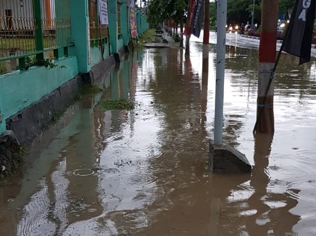 Kondisi Banjir di depan Kantor DPRD Kolaka karena penyumbatan saluran