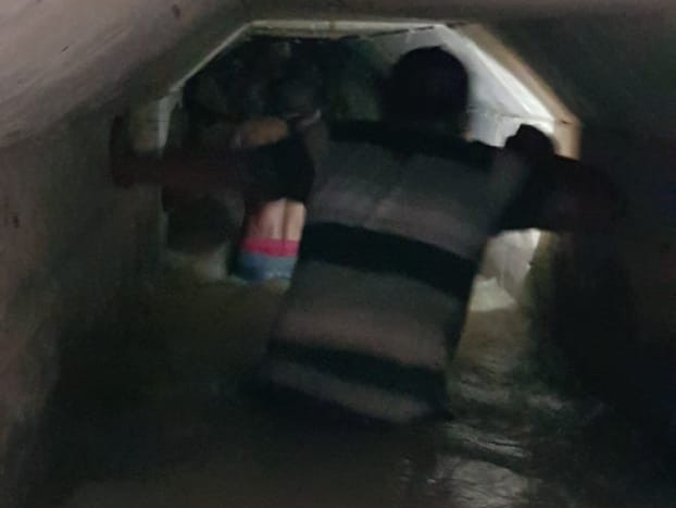 Dinas Pekerjaan Umum dan Perumahan Rakyat (PUPR) Kolaka langsung menurunkan dua orang pekerjanya untuk mengatasi penyumbatan saluran pembuangan, dengan cara masuk ke dalam box culvert yang tersumbat sampah plastik dan batang kayu