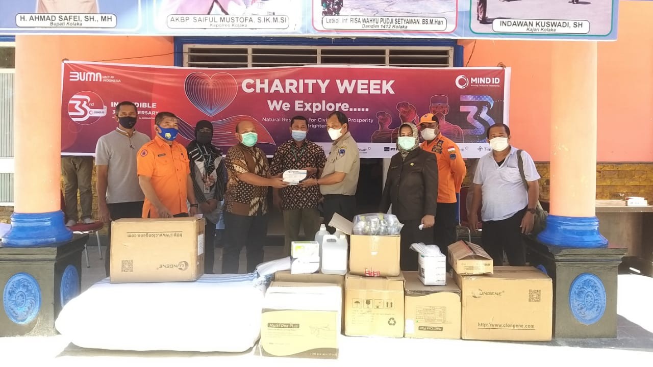 PT ANTAM Tbk sebagai salah satu anak perusahaan MIND ID melaksanakan kegiatan Charity Weeks dengan menyalurkan Bantuan APD , Peralatan Olahraga ke Pemerintah Kabupaten Kolaka serta Bantuan Sembako UMKM wisata kuliner terdampak Covid-19