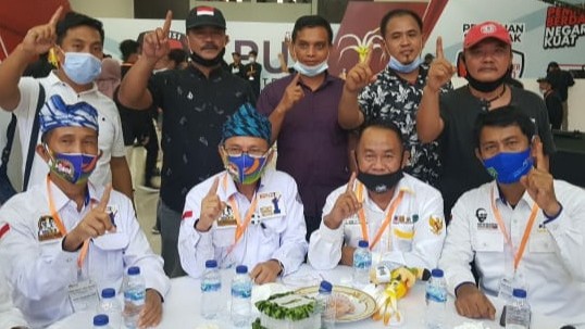 Ir. Andi Sakra Pangeran (duduk dua dari kanan bersama paslon nomor urut 1)