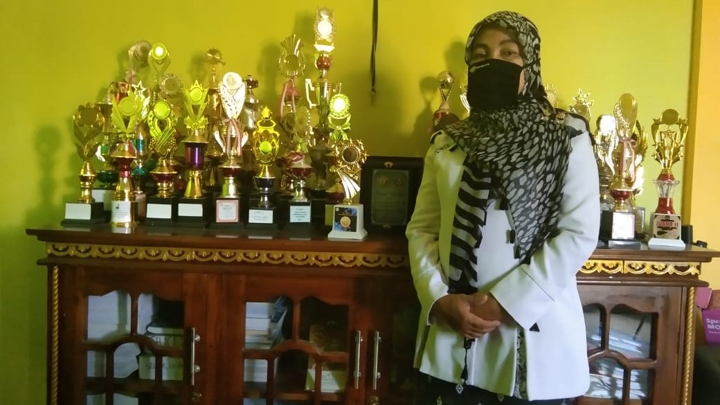 Rosidah Asnal, S.Pd selaku Kepala Sekolah SMA Negri 1 Wawoni