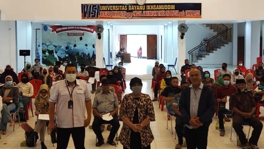 Foto bersama usai pembuatan rekening user Maasra Residence