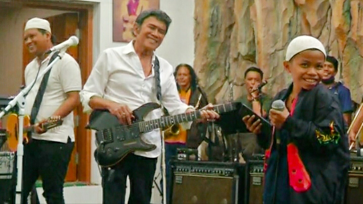 Demi ADI 2020, Bocah Viral Habis Sunat Langsung Latihan Vokal Dengan Raja Dangdut Rhoma Irama