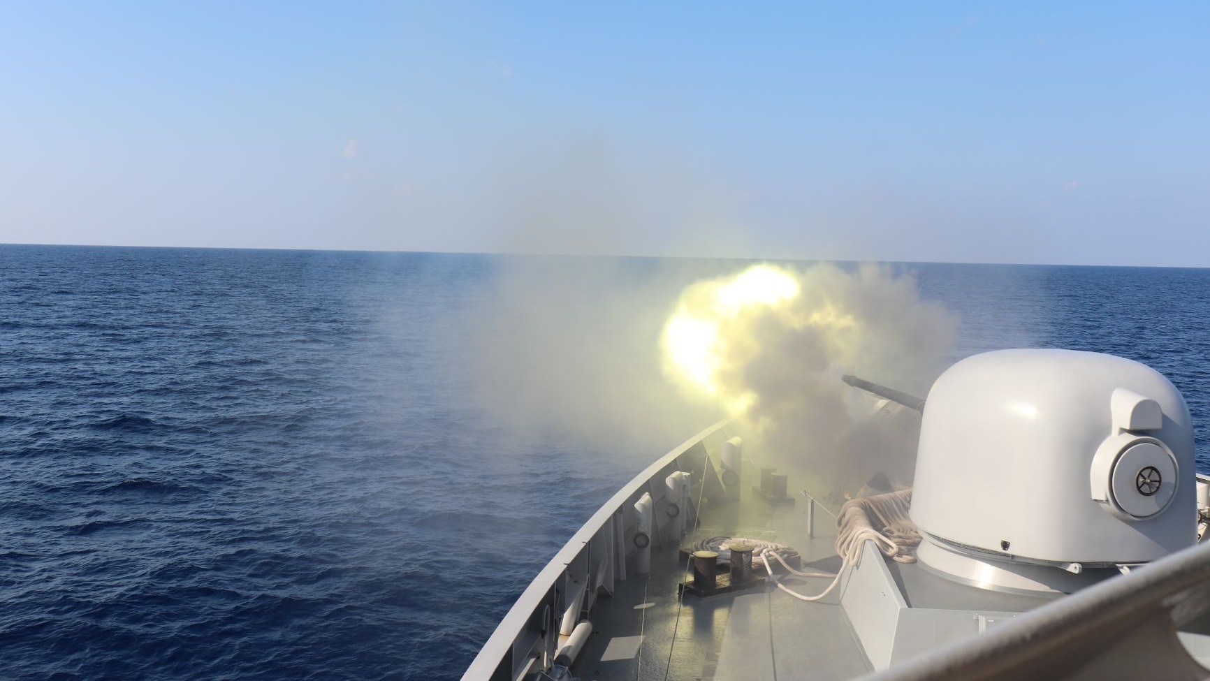 Meriam KRI Sultan Hasanuddin muntahkan peluru di laut lebanon