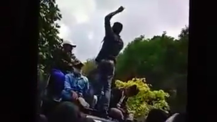 Orator aksi masyarakat Desa Tira