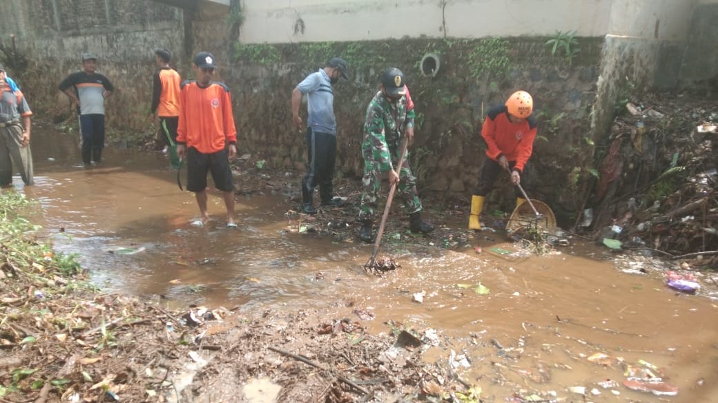 Babinsa bersama warga bahu membahu bersihkan sungai