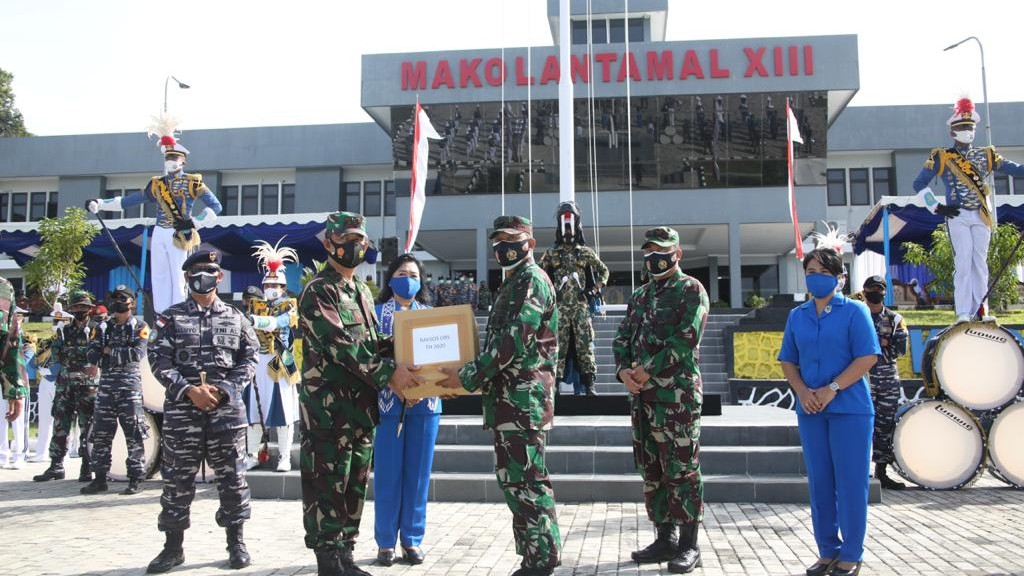 Pangkoarmada II saat menyerahkan bantuan kepada Danlantamal Tarakan