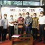Pemkab Wakatobi saat menerima Surat Keputusan dari Kementerian Lingkungan Hidup dan Kehutanan (LKHK) RI.