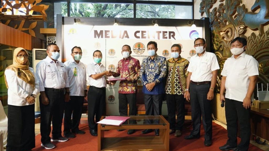 Pemkab Wakatobi saat menerima Surat Keputusan dari Kementerian Lingkungan Hidup dan Kehutanan (LKHK) RI.