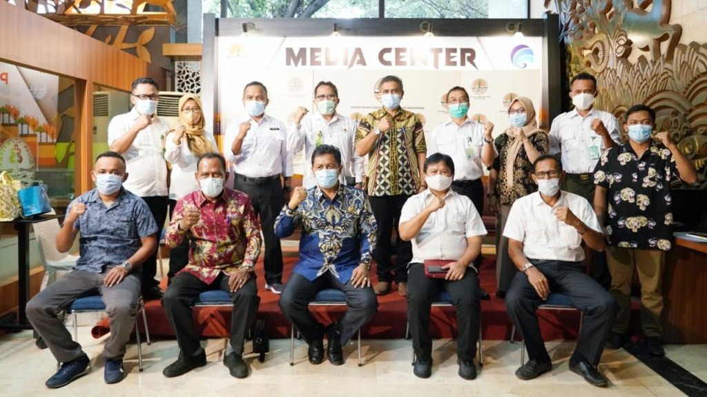 Foto bersama Pemkeb Wakatobi dan Kementerian Lingkungan Hidup dan Kehutanan 