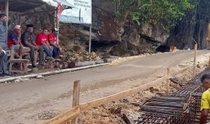 Pemda Buteng Perlebar Jalan di Seputaran Jembatan Putus di Moko