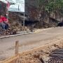 Bupati Buton Tengah (Buteng) Sulawesi Tenggara (Sultra) H Samahuddin, saat meninjau pembuatan jembatan saat kondisi hujan