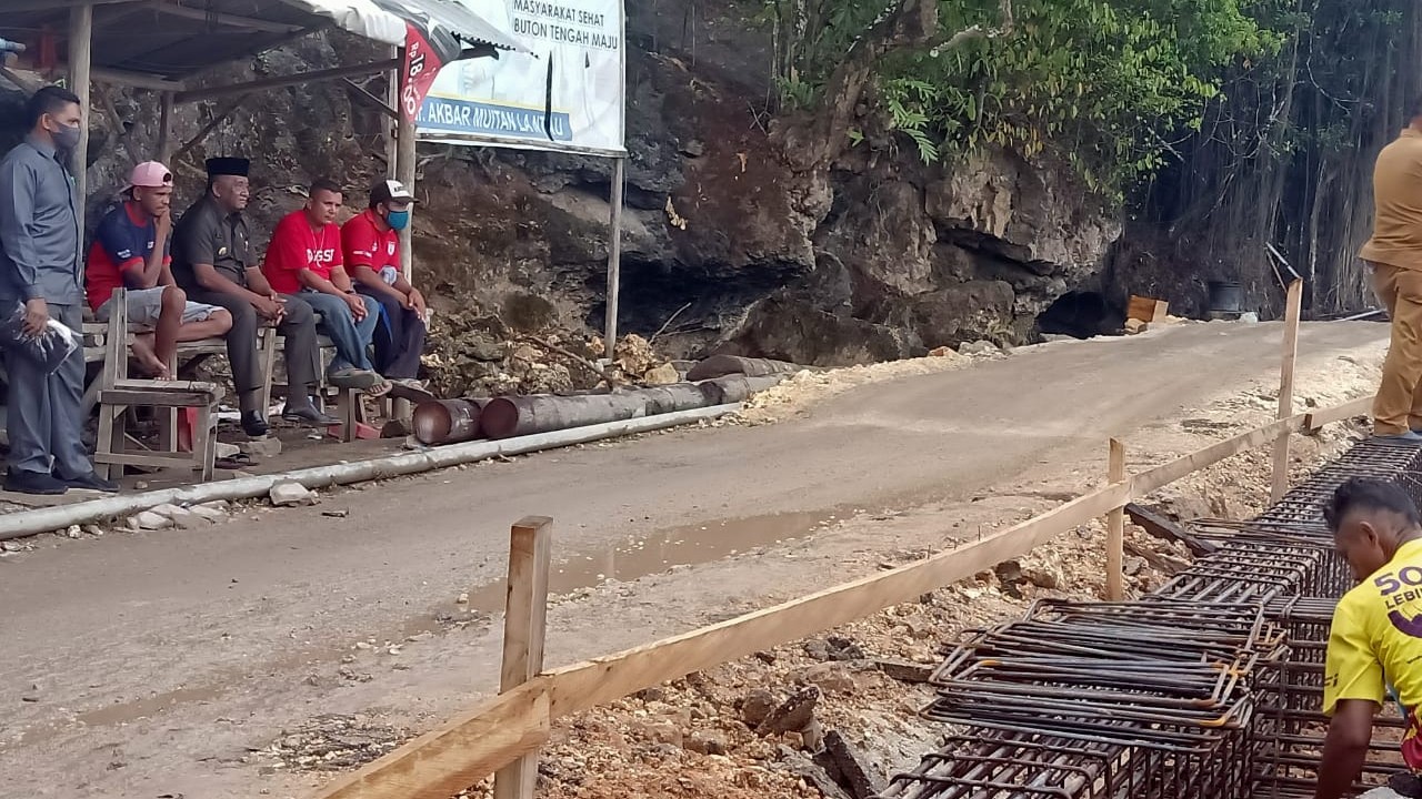 Bupati Buton Tengah (Buteng) Sulawesi Tenggara (Sultra) H Samahuddin, saat meninjau pembuatan jembatan saat kondisi hujan