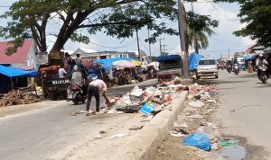 Pengunjung Pasar Laino Keluhkan Sampah, Kadis DLH: Tertiblah Buang Sampah Pada Tempatnya