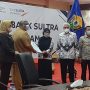 Direktur Umum sekaligus Plt. Direktur Utama Bank Sultra Bapak Abdul Latif secara simbolisi menyerahkan CSR Bank Sultra kepada Gubernur Sulawesi Tenggara Bapak H. Ali Mazi, SH di Rujab Gubernur Sultra