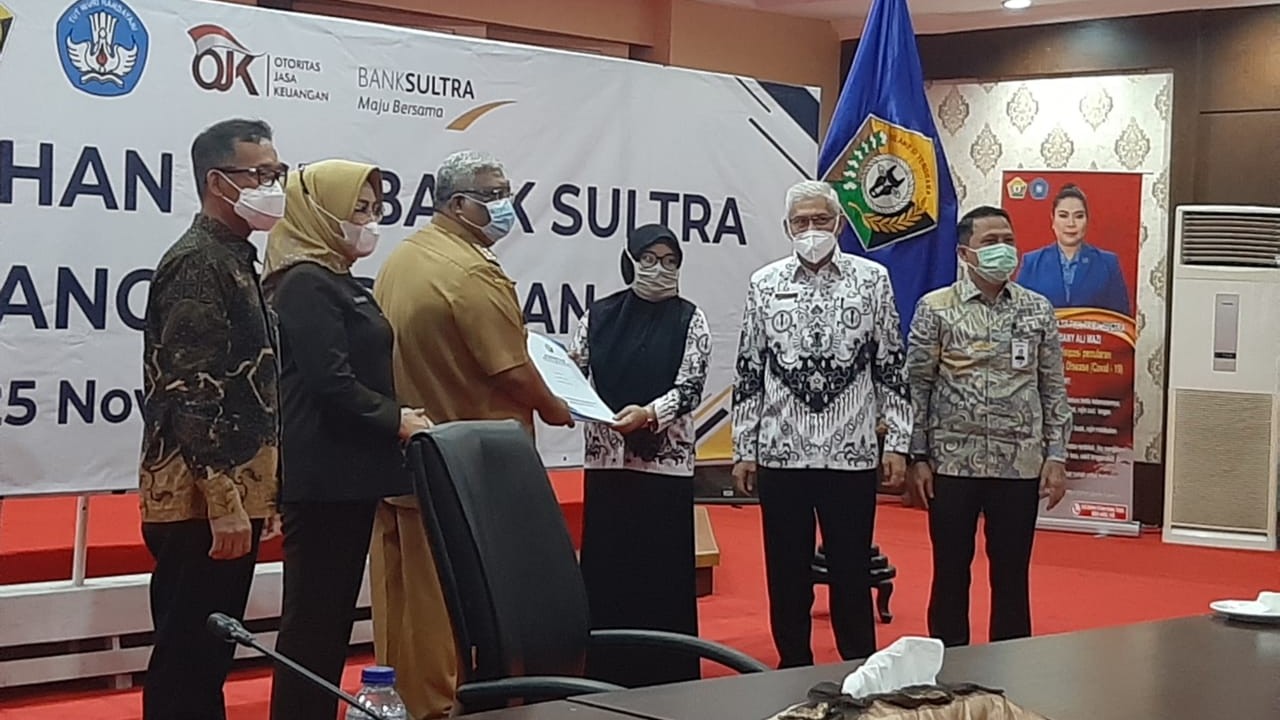 Direktur Umum sekaligus Plt. Direktur Utama Bank Sultra Bapak Abdul Latif secara simbolisi menyerahkan CSR Bank Sultra kepada Gubernur Sulawesi Tenggara Bapak H. Ali Mazi, SH di Rujab Gubernur Sultra