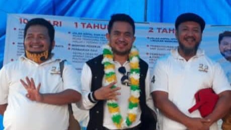 Ketua DPW Partai Berkarya Sultra (tengah) bersama Paslon Ombak