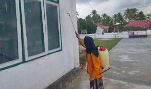 Cegah Penyebaran Covid 19, Mahasiswa KKN Semprot Disinfektan