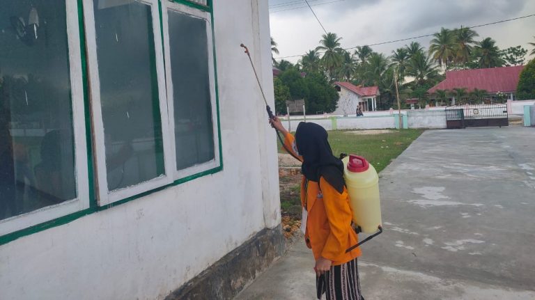 Cegah Penyebaran Covid 19, Mahasiswa KKN Semprot Disinfektan