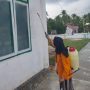 Mahasiswa KKN melakukan penyemprotan Desinfektan di tempat umum guna mengurangi penyebaran Covid-19
