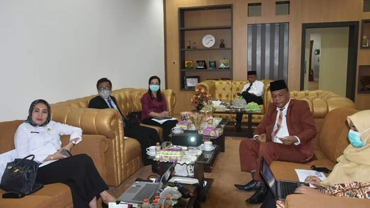 Sekda kota Baubau bersama Kepala Cabang BPJS