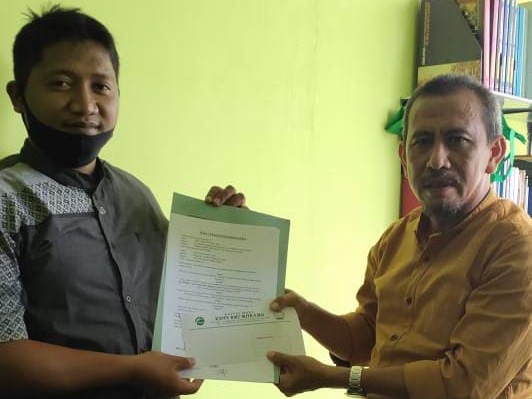 Ketua PS HW Plajan Budi Mulyono ( kiri) bersama direktur BMT mitramu seusai teken perjanjian