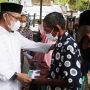 Wali Kota Kendari H. Sulkarnain K. SE., ME, memberikan bantuan kepada masyarakat lansia