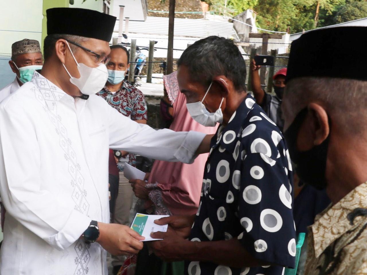 Wali Kota Kendari H. Sulkarnain K. SE., ME, memberikan bantuan kepada masyarakat lansia