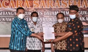 Foto Istimewa: tampak dari belakang, PJs Bupati Wakatobi Drs. Aslaman Sadik, Wamendes PDTT Budi Arie Satriadi, Kadis P3APMD Kabupaten Wakatobi H. La Ode Hasnun, M.Si dan pihak Kementerian dalam acara saransehan belum lama ini.