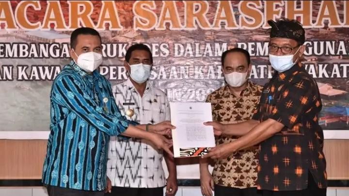 Foto Istimewa: tampak dari belakang, PJs Bupati Wakatobi Drs. Aslaman Sadik, Wamendes PDTT Budi Arie Satriadi, Kadis  P3APMD Kabupaten Wakatobi H. La Ode Hasnun, M.Si dan pihak Kementerian dalam acara saransehan belum lama ini.