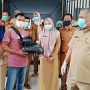 Peduli di Tengah Pandemi, Bupati Konawe Bagikan Sembako Gratis