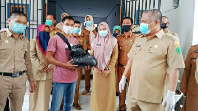 Peduli di Tengah Pandemi, Bupati Konawe Bagikan Sembako Gratis